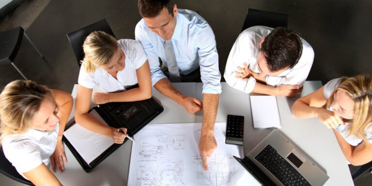 mensen bekijken de verschillende planningsmethoden