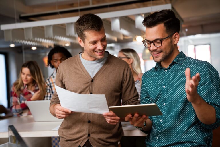 Twee collega's bekijken document met personeelsplanning